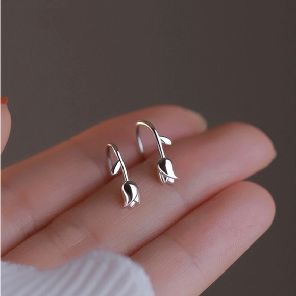 Sterling Silver Tulip Earrings 🌷! - Picture 2 of 3